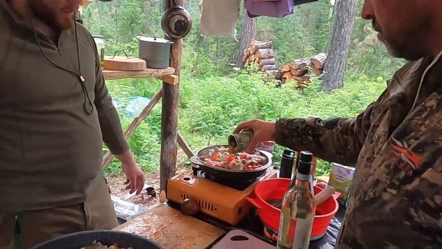 Рыба "аква пацца" в сухом вине, готовим на берегу реки. Рыба на сковороде. Шикарное блюдо из рыбы смотреть онлайн