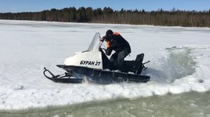 *Буран* полный газ топчет наледь на озере.