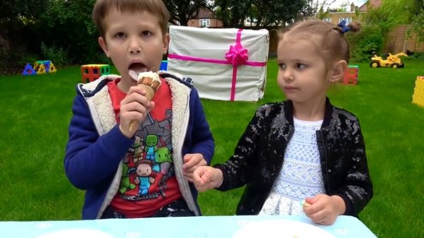 ЧЕЛЛЕНДЖ Желейный VS Варенные черви и Гигантский подарок Gummy Candy VS real food CHALLENGE