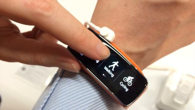Samsung Gear Fit Smartband- Hands-On смотреть онлайн