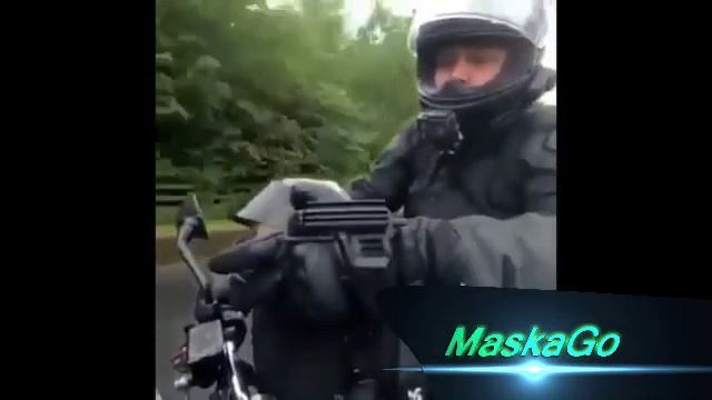 Собака в шлеме едет на мотоцикле с другом человеком