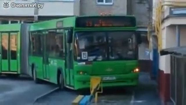 Длинный автобус в жилом дворе смотреть онлайн