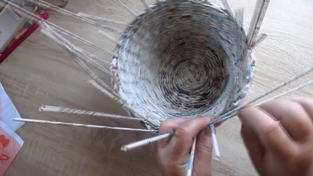 Симпатичная корзина-курочка из газетных трубочек для фруктов. Из газетных трубочек Рукоделие. смотреть онлайн