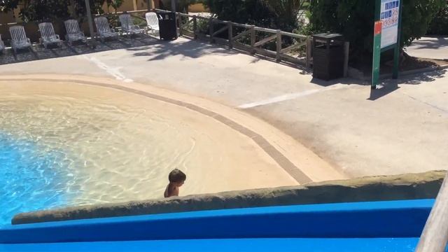 Вот, ещё одна горка... Испания, Кульера, аквапарк «Aquopolis Cullera». 14.06.17, 16:14 смотреть онлайн