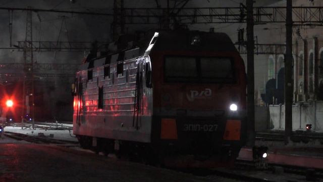 ЭП1П-027 маневрирует по станции Воронеж-1 от состава №297 Владикавказ-Москва смотреть онлайн