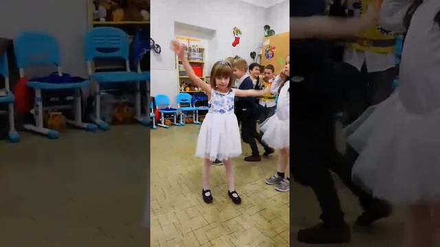 я и мои танцы в 1 классе мальчики на задням фоне смотреть онлайн