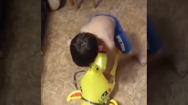 Давид боксирует с надувным жирафом смотреть онлайн