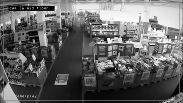 Парень среди ночи проснулся в магазине электроники смотреть онлайн