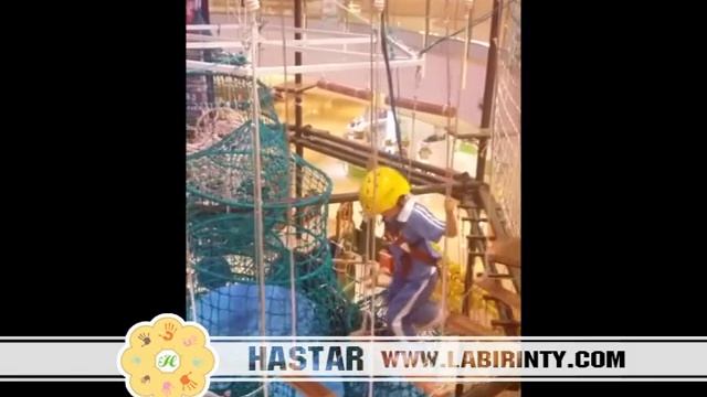 детский верёвочный лабиринт:дети переидут  цепной качельный мост смотреть онлайн