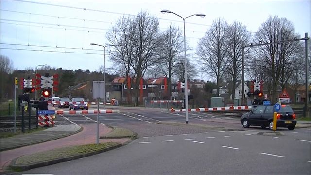 Spoorwegovergang Castricum // Dutch railroad crossing смотреть онлайн