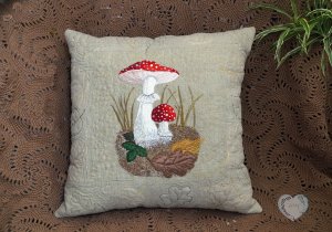 Вышивка на подушке в свободной технике на обычной швейной машинке. Мухомор.