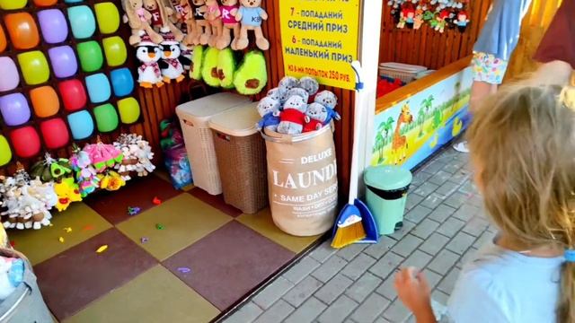 Выиграли игрушки в автомат Аля и Дарья играют в Миньон Бананоед Аттракцион Лопни шарик смотреть онлайн