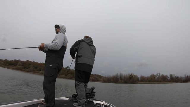 Raw Fishing Footage on Clearlake! Giant Bass Caught!! Spring Bass Fishing! смотреть онлайн