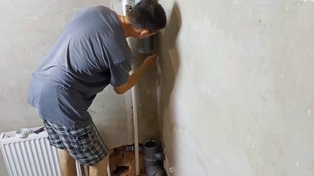 МОНТАЖ ТРОЙНИКА В КАНАЛИЗАЦИОННЫЙ СТОЯК - все этапы работы #стояк #врезка #установка #монтаж смотреть онлайн
