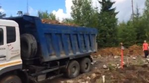 Процесс отсыпки боем бетона дороги в Лупполово