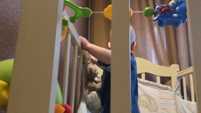 Что делает ребёнок в 10 месяцев когда остаётся один. Скрытая съемка смотреть онлайн