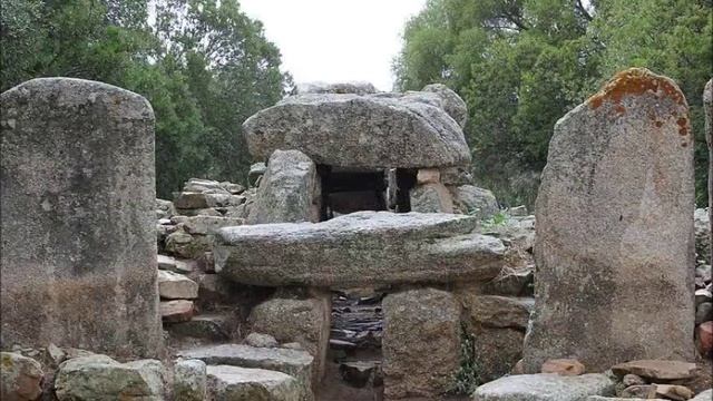 Places to see in ( Olbia - Italy ) Tomba dei Giganti Su Monte 'e S'Abe смотреть онлайн