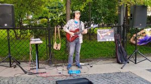 Замечательный гитарист Николай Гвоздев выступает на площади Островского в Санкт-Петербурге...