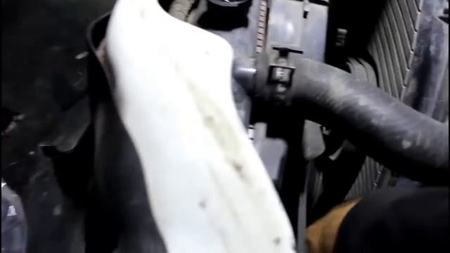 Как заменить нижний патрубок радиатора Toyota Dyna Тойота Дюна 1996 года смотреть онлайн