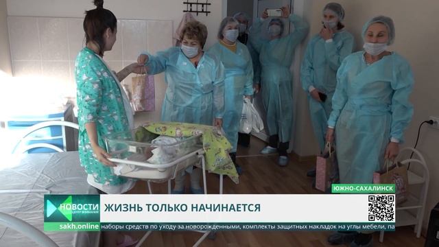 Мамам малышей, появившихся на свет в первые дни 2023 года, вручили подарки смотреть онлайн