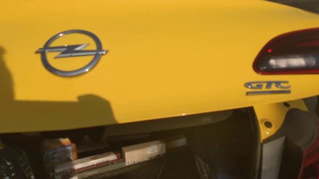 Упоры багажника Opel Astra J GTC смотреть онлайн