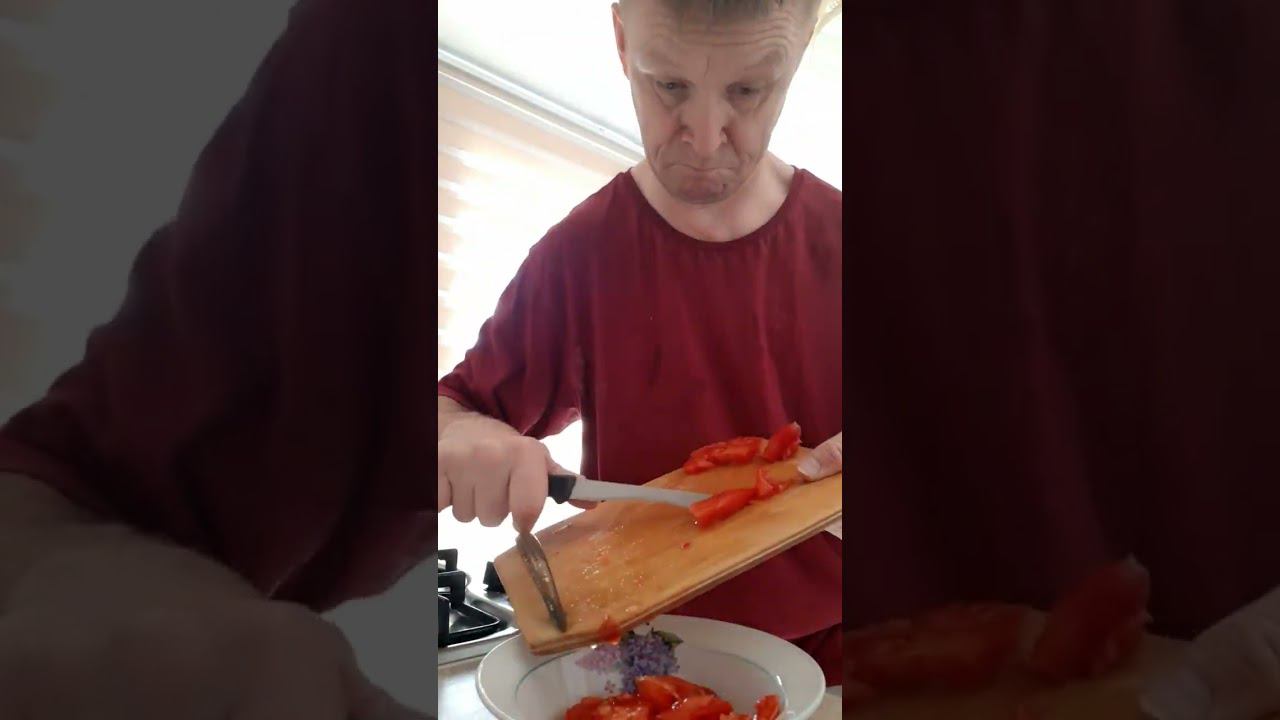 Готовлю салат из помидор своими кривыми ручками.Из цикла: Толян - кулинар смотреть онлайн