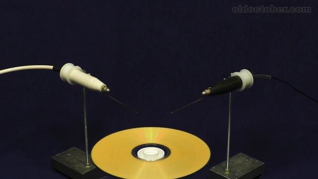 Как уничтожить CD диск с помощью 50 000 Вольт смотреть онлайн