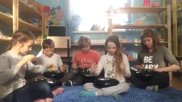 Школа IDS. Дети играют на глюкофоне смотреть онлайн