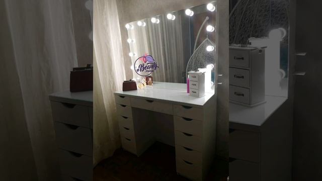 Идеальный стол для макияжа с лампами по периметру зеркала, гримерный стол для визажиста. смотреть онлайн