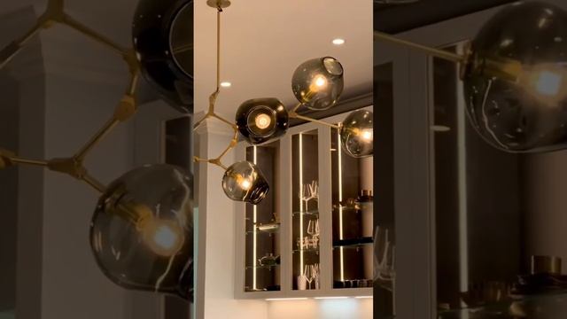 Светлая кухня и дымчатая люстра смотреть онлайн