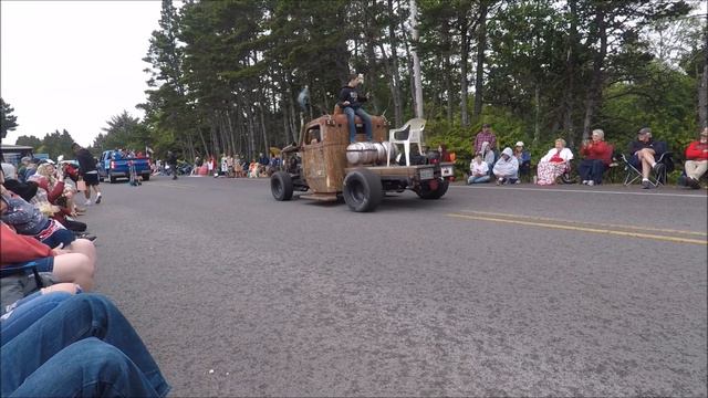 Американцы зажигают.Машина Тэсла.Парад в США.Город Gleneden beach Oregon.День независимости. смотреть онлайн