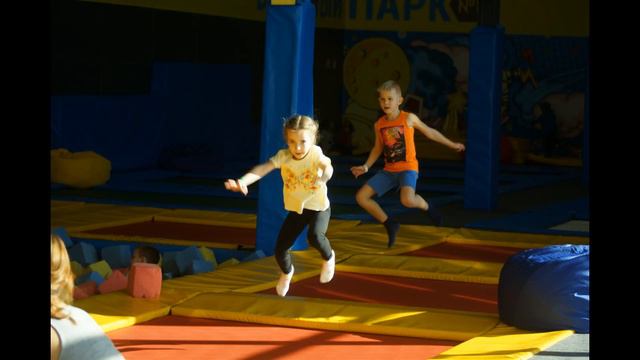 Батутный парк на день рожденья смотреть онлайн