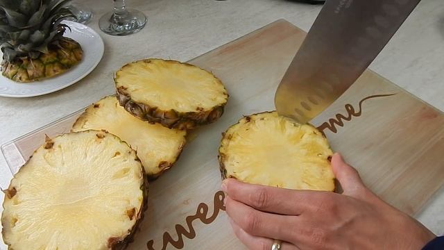 Cum sa curatam un ananas / How to Pull Apart a PINEAPPLE смотреть онлайн