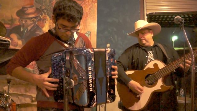 Aaron Salinas & Max Baca - Texas Folklife Big Squeeze Jam @ Gallista Gallery 2013 смотреть онлайн