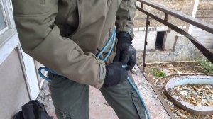 Альпинистская обвязка из куска веревки. Аварийный спуск. Страховочная система |Спуск по веревке