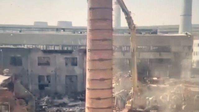 Демонтаж кирпичной дымовой трубы экскаватором разрушителем смотреть онлайн
