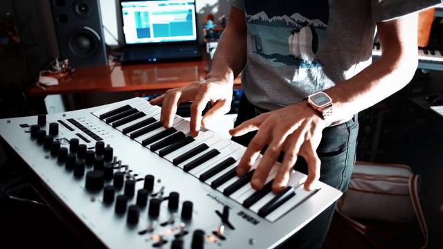 New Career in a New Town (Bowie) - Korg Minilogue Demo смотреть онлайн