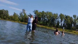 искупались в одежде