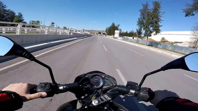 BAJAJ PULSAR NS200 VS YAMAHA YBR 125 смотреть онлайн