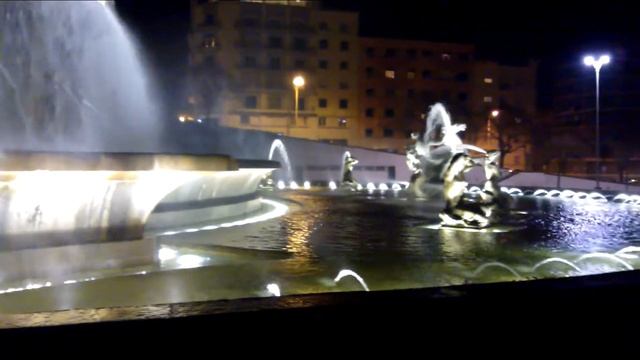 Лиссабон, фонтан Fonte Luminosa на Alameda. Португалия смотреть онлайн