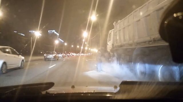 Загорелся тормозной диск большегруза. смотреть онлайн