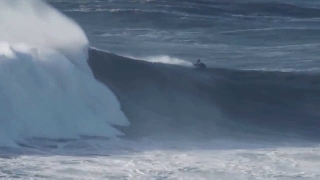 Самые большие волны в мире Назаре, Португалия смотреть онлайн
