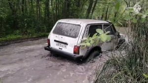 Покатушки по грязи. Нивы делают шоу