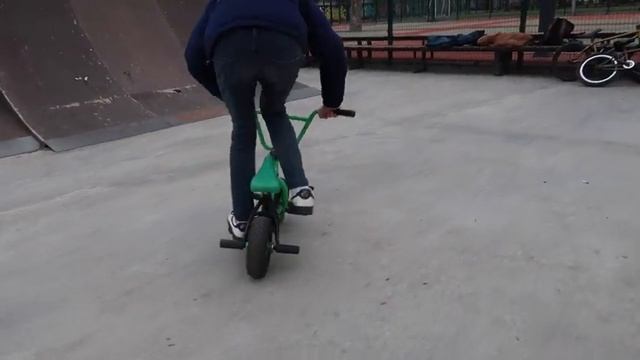 МИНИ БМХ - стрит трюки, поставили ПЕГИ смотреть онлайн