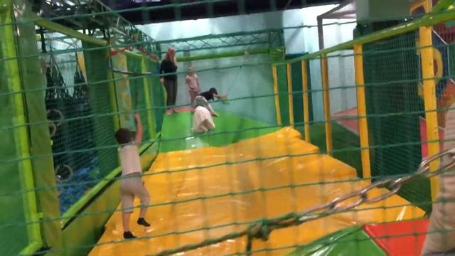 Москва. ТРЦ «МАРИ». Весёлый День рождения подруги в развлекательном центре «Monkey Park» Манки Парк смотреть онлайн