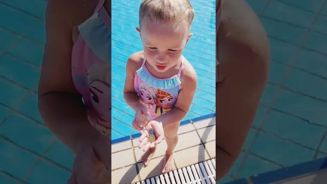 Мисс Мария на Кипре. Море, мороженное и прыжки в бассейн. Веселье! смотреть онлайн