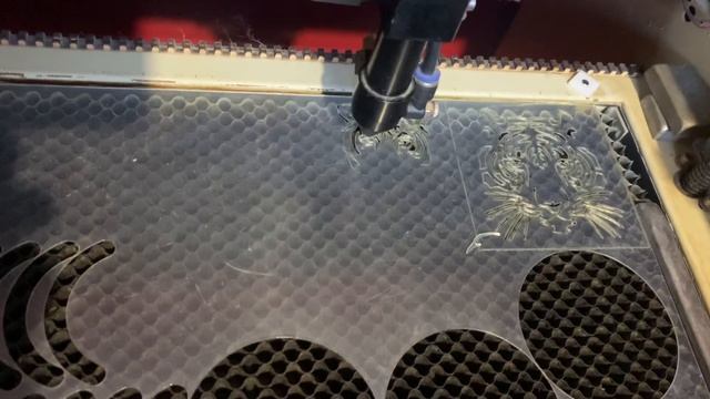 Лазерная резка трафарета из ПЭТа смотреть онлайн