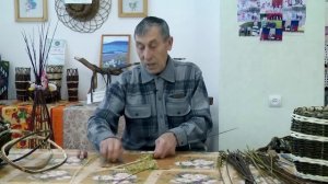 Плетение корзины из ивовых прутьев.