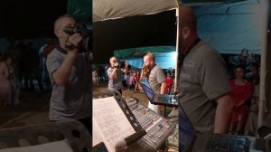 Гость из России играет на саксафоне на лезгинской свадьбе.