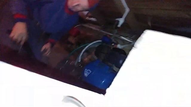 Обслуживание подвальной насосной станции Unipomp 100s в деревенском доме. смотреть онлайн